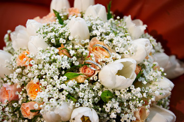 Obraz na płótnie Canvas Wedding rings in bridal bouquet