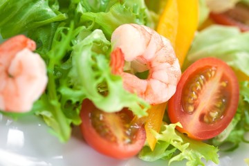 Salat mit Garnelen