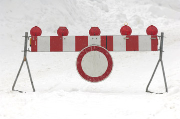 Straßensperre im Winter