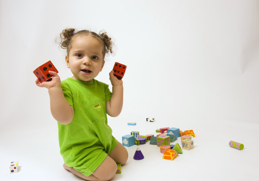 Petite fille &agrave; genoux jouant aux cubes