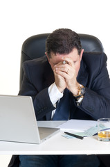 manager stressato e stanco che pensa