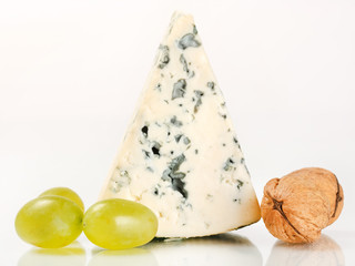 blue cheese with grapes and walnuts