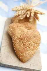 coeur de pain sur une planche