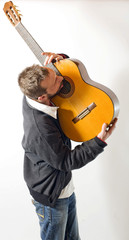 homme joue de la guitare avec émotion