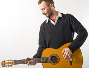 Obraz premium homme joue de la guitare avec émotion