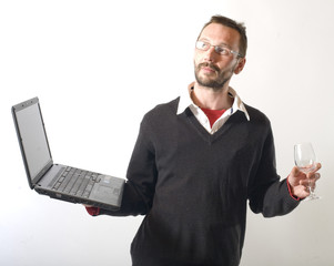 homme et son ordinateur jouent ensemble