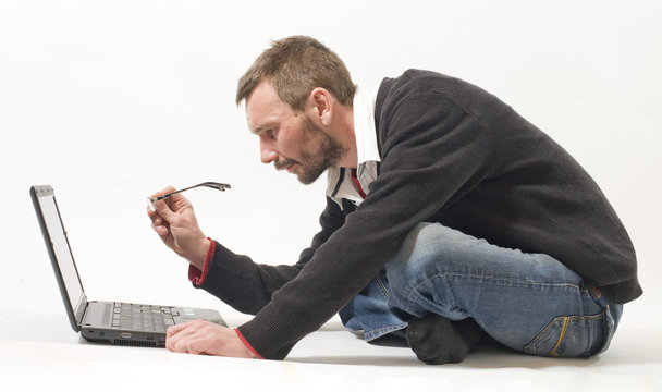 homme et son ordinateur jouent ensemble