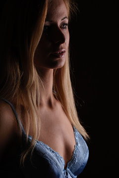 Blondine in Unterw&auml;sche