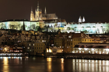 Obraz premium Snowy Prague gothic Castle on the River Vltava in the Night