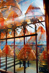 Naklejka premium Hong Kong, sun light through incense coils in Man Mo temple