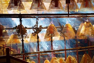 Handdoek met foto Hong-Kong Hong Kong, sun light through incense coils in Man Mo temple  © claudiozacc