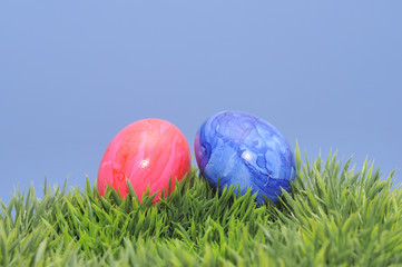 Rotes und blaues Osterei