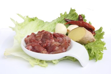 Pork kidney with garlic, chili pepper, ginger and green salad