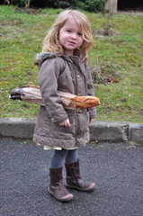 Petite française avec une baguette de pain !