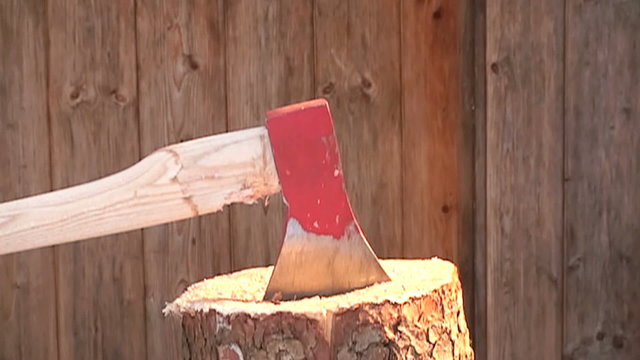 Holz hacken mit der Axt in Zeitlupe