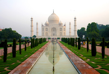 Fototapeta premium Overview of the Taj Mahal and garden