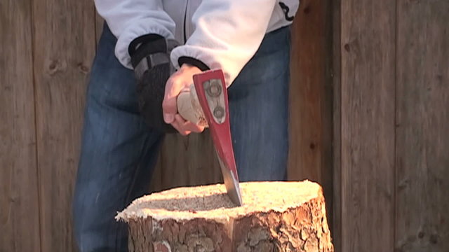 Holzhacken mit dem Beil