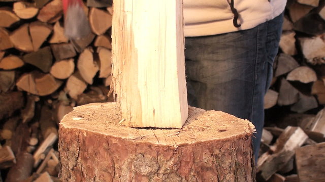 Holzhacken mit der Axt