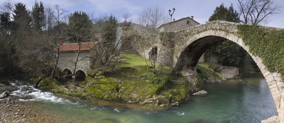 Fototapeta na wymiar Średniowieczny most