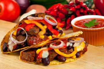 Tacoschalen gefüllt mit Fleischsauce und Bohnen