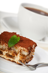 Tiramisu mit einer Tasse Kaffee