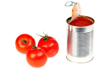 Konservendose mit Tomaten