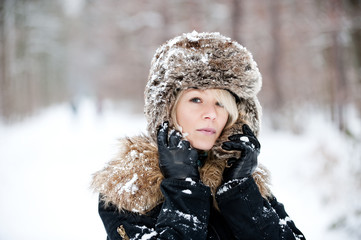 Beauty mit Mütze im Schnee