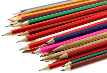 Fototapeta premium crayons noirs, crayons de couleurs fond blanc