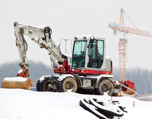 Baustelle im Winter. Saisionale Arbeitslosigkeit am Bau.