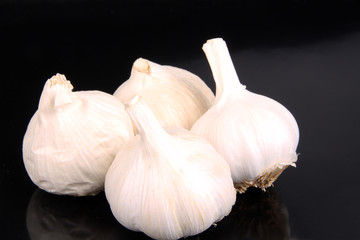 Vier Knoblauchknollen