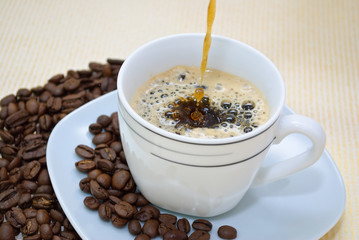 Kaffeetasse mit frisch aufgebrühten Kaffee