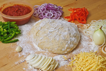 Pizzateig mit Zutaten
