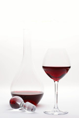 carafe et verre de vin rouge