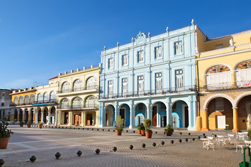 Obraz premium Old Havana plaza Vieja with colorful tropical buildings