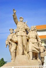 Obraz premium China, Beijing red army statue in Tiananmen square.