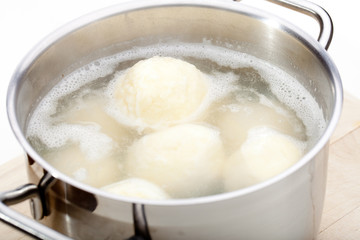 Knödel in kochendem Wasser