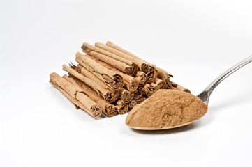 GemahlenerZimt und Zimtstangen
