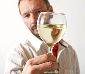 oenologue en dégustation d'un verre de vin blanc
