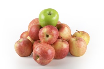 Rote Äpfel mit grünem Apfel auf Spitze