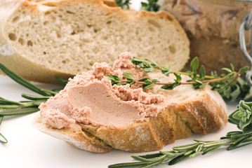Streichwurstbrot mit Kräuter