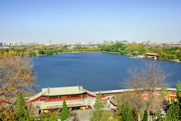 Fototapeten Beijing Beihai imperial park lake and Beijing skyline © claudiozacc