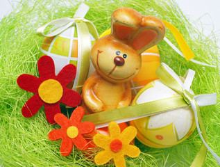 Lustiger Osterhase mit Ostereiern und Blumen