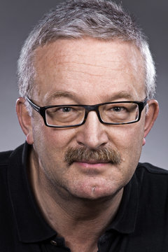 M&auml;nnerportr&auml;t mit schwarzer Brille