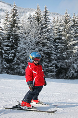 Fototapeta na wymiar Apprendre à skier : jeune garçon #2