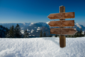 Winter-Panorama mit Holz-Schild