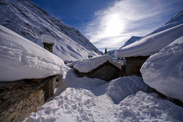 village de montagne en savoie dans les alpes