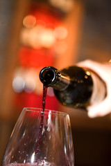 verres et bouteille de vin en gros plan