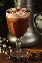Italienischer Mokka im Glas mit Kakao und Sahne