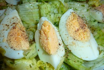 Blattsalat mit Ei