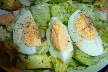 Blattsalat mit Ei